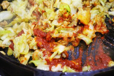 Dak baharatlı Galbi Pan, Kore yemeği