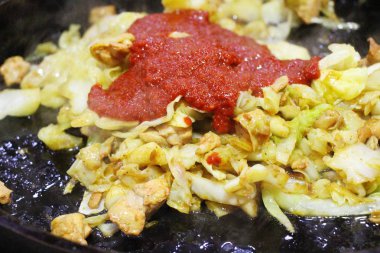 Dak baharatlı Galbi Pan, Kore yemeği