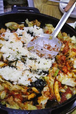 Dak baharatlı Galbi Pan, Kore yemeği