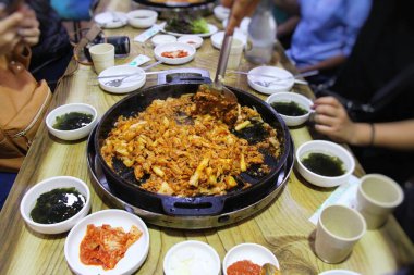 Dak baharatlı Galbi Pan, Kore yemeği