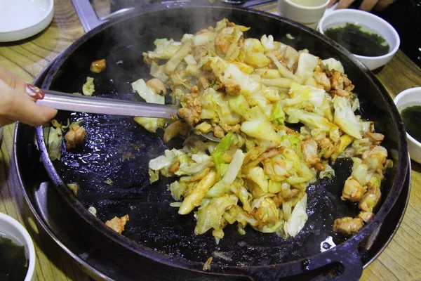 Dak baharatlı Galbi Pan, Kore yemeği