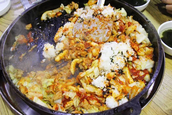 Dak baharatlı Galbi Pan, Kore yemeği