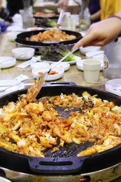 DAK Galbi fűszeres serpenyőben, élelmiszer-Koreai — Stock Fotó