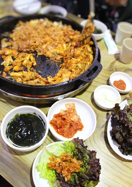 Dak Galbi piccante sulla padella, cibo coreano — Foto Stock