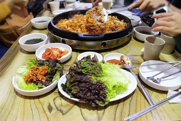 Dak Galbi piccante sulla padella, cibo coreano — Foto Stock
