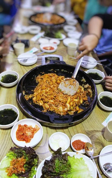 Дак Галби пряный на сковороде, корейская еда — стоковое фото