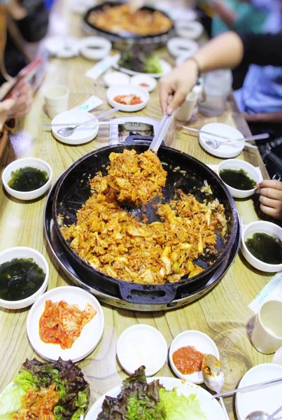 Dak baharatlı Galbi Pan, Kore yemeği