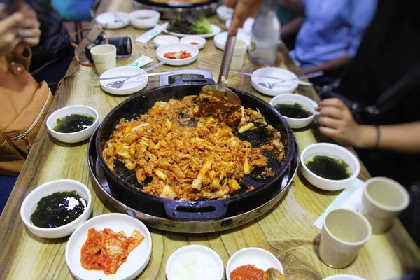 Dak baharatlı Galbi Pan, Kore yemeği