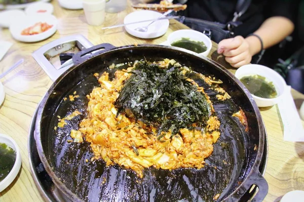 Dak baharatlı Galbi Pan, Kore yemeği