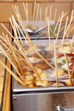 Oden sopa balık köftesi çorbası ile Kore yemeği 