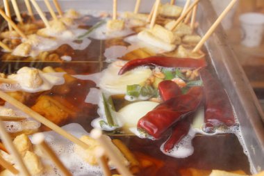 Oden sopa balık köftesi çorbası ile Kore yemeği 