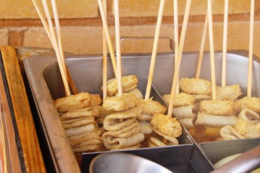 Oden sopa balık köftesi çorbası ile Kore yemeği 