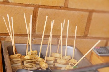 Oden sopa balık köftesi çorbası ile Kore yemeği 