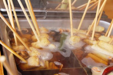 Oden sopa balık köftesi çorbası ile Kore yemeği 