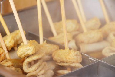 Oden sopa balık köftesi çorbası ile Kore yemeği 