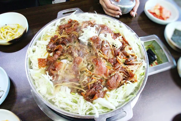 Bulgogi con carne de cerdo barbacoa y verduras, comida coreana — Foto de Stock