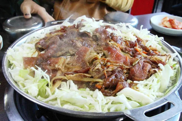 Булгоги со свининой и овощами, корейская еда — стоковое фото