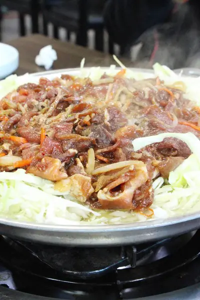 Bulgogi con carne de cerdo barbacoa y verduras, comida coreana — Foto de Stock