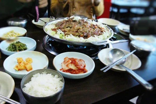 Bulgogi con carne de cerdo barbacoa y verduras, comida coreana —  Fotos de Stock