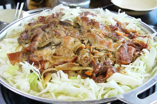 Bulgogi con carne de cerdo barbacoa y verduras, comida coreana —  Fotos de Stock