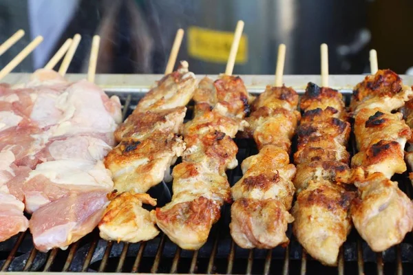 Frango assado com molho picante coreano delicioso — Fotografia de Stock