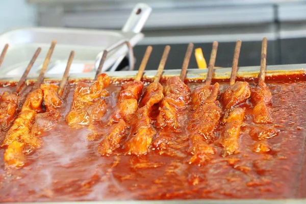 Gebratenes Huhn mit koreanischer würziger Sauce köstlich — Stockfoto