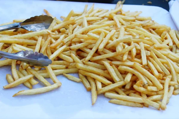 Batatas fritas é delicioso no mercado — Fotografia de Stock