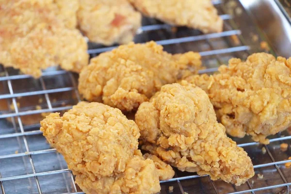 Τηγανητό κοτόπουλο είναι νόστιμο το φαγητό του δρόμου — Φωτογραφία Αρχείου
