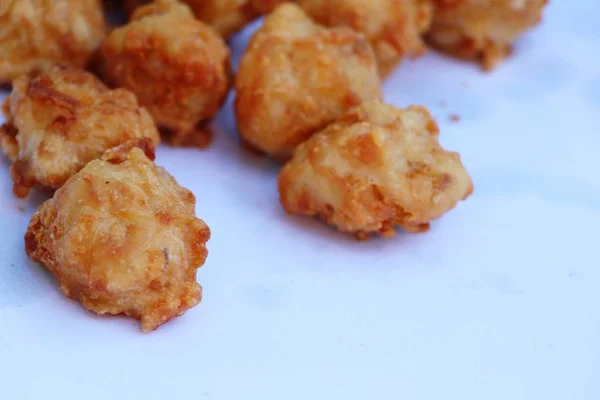 Nuggets de frango frito com molho é delicioso — Fotografia de Stock