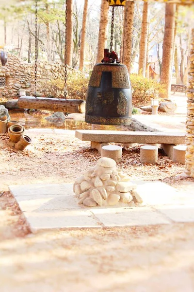 Старый колокол в храме Южной Кореи — стоковое фото