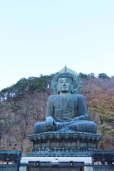 Parque nacional Seoraksan con templo Sinheungsa, Corea del Sur — Foto de Stock
