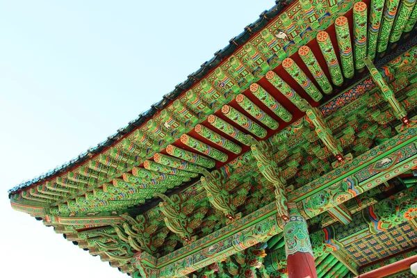 Traditionellt tak av forntida koreansk arkitektur — Stockfoto
