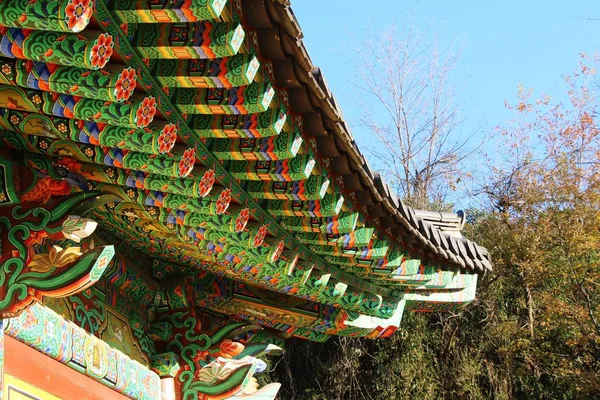Traditionelles Dach der alten koreanischen Architektur — Stockfoto