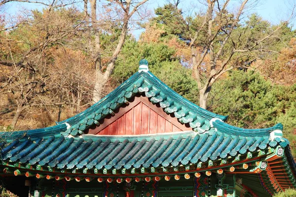 Traditionelles Dach der alten koreanischen Architektur — Stockfoto