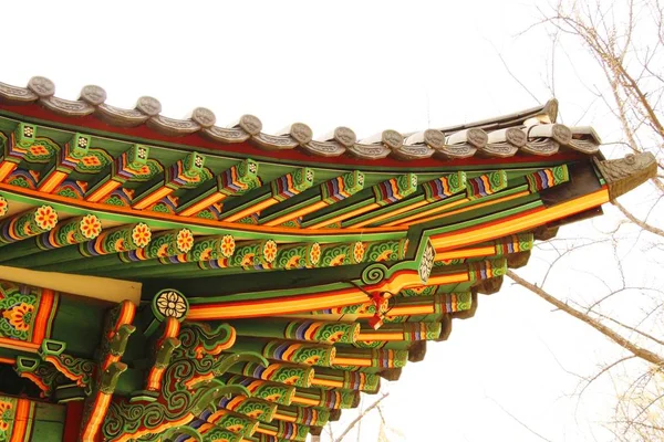 韓国建築の古代の伝統的な屋根 — ストック写真