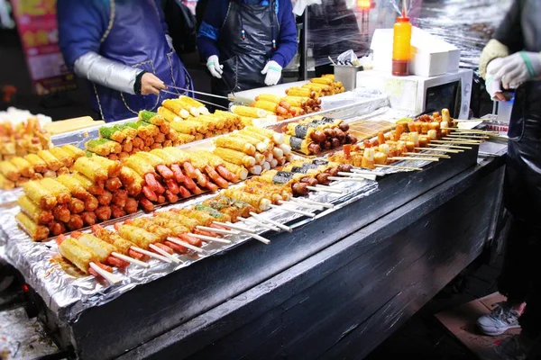 Comida tradicional coreana callejera, mezclar brochetas de salchicha —  Fotos de Stock