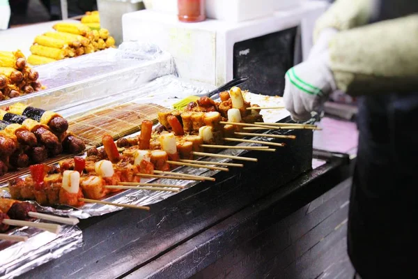 Comida tradicional coreana callejera, mezclar brochetas de salchicha — Foto de Stock