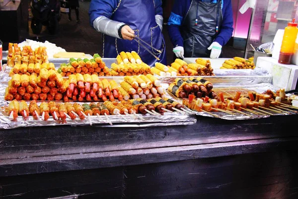 Корейської традиційний вуличної їжі, ковбаса mix шампури — стокове фото
