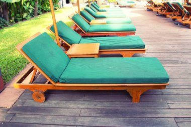 Havuz başında şemsiye ile rahat daybed