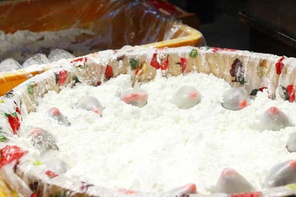 Daifuku alla fragola mochi dessert giapponese in street food — Foto Stock