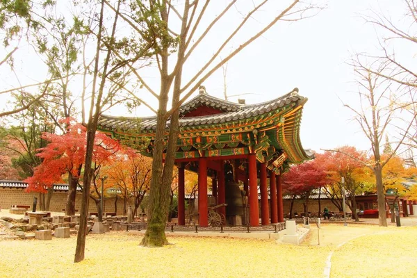Tradiční střecha starodávné korejské architektury — Stock fotografie