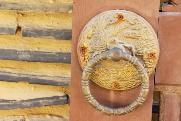 Maniglie delle porte tradizionali di antica architettura coreana — Foto Stock