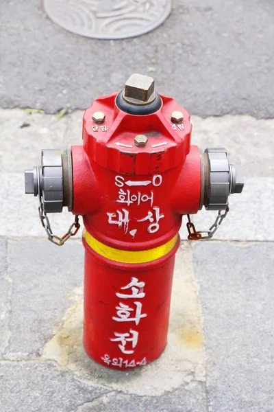 Пожарный гидрант на улицах Южной Кореи — стоковое фото