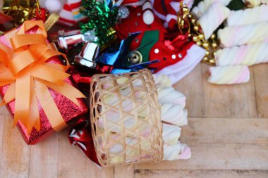 Noel dekorasyon pembe tatlı lokum ile kutlamak