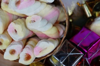 Noel dekorasyon pembe tatlı lokum ile kutlamak