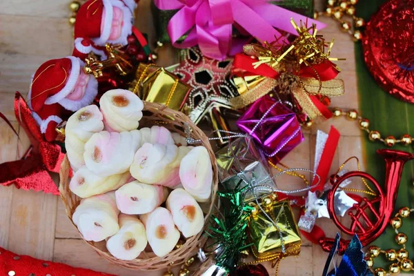 Fejr jul dekoration med pink sød skumfidus - Stock-foto