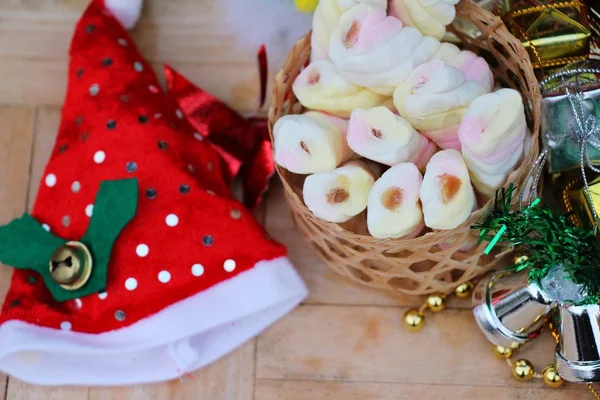 Celebrare la decorazione natalizia con marshmallow dolce rosa — Foto Stock