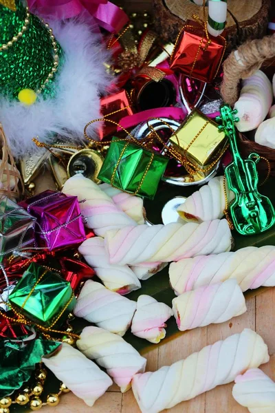 Celebrate christmas decoration with pink sweet marshmallow — Stock Photo, Image