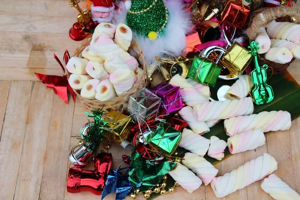 Celebrate christmas decoration with pink sweet marshmallow — Stock Photo, Image