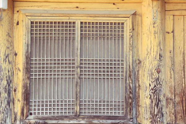 韩国建筑中的传统古窗 — 图库照片